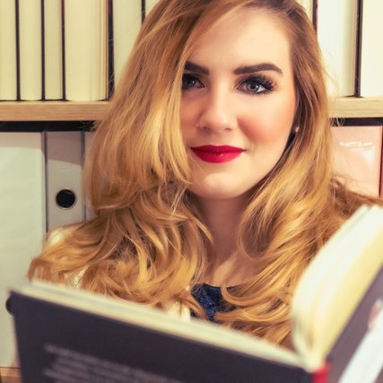 Frau vor Bücherregal